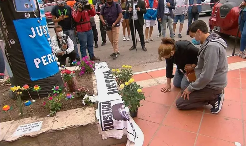 “Prendí una vela y le recé”, dijo la mamá de Fernando tras visitar el lugar del crimen