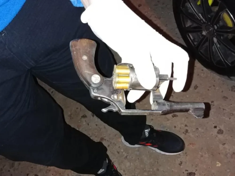 ¿Los detuvieron antes de dar un golpe? Llevaban un arma, precintos y pasamontañas