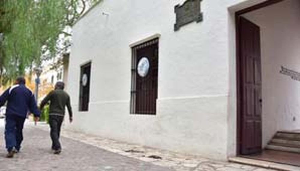 La estatua de Sarmiento vuelve a su casa tras un mes y medio