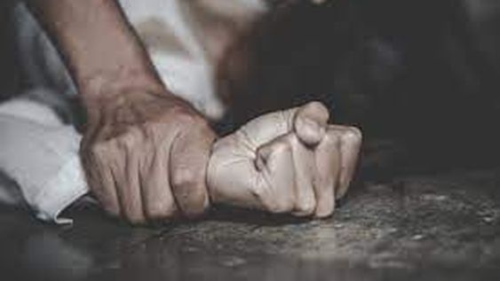 Buscaba parecerse a un hombre para que su padre adoptivo dejara de abusar de ella