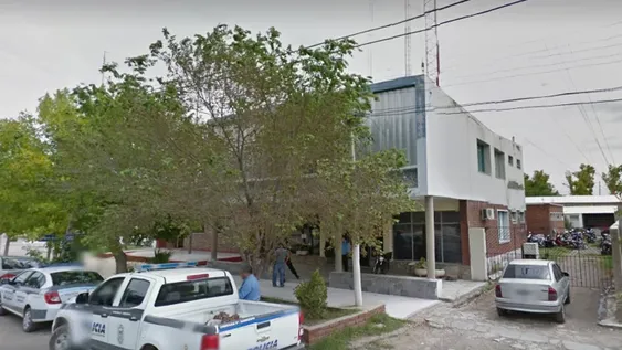 Un motociclista fue atropellado por un auto cuyo conductor se dio a la fuga