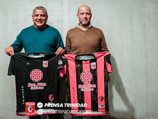 El presidente saliente, Martín Riveros y el presidente entrante Omar Rodríguez. Atlético Trinidad renovó sus autoridades anoche. El presidente saliente, Martín Riveros y el presidente entrante Omar Rodríguez. Atlético Trinidad renovó sus autoridades anoche.