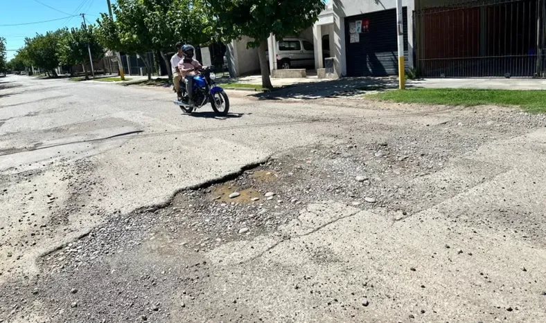 Algunos pozos en la Calle Quiroga, entre General Acha y Gran San Juan, abarcan el ancho de la calzada.