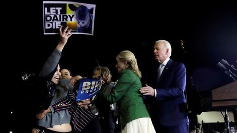 [VIDEO] La esposa de Joe Biden tuvo que bloquear a una militante vegana que interrumpió