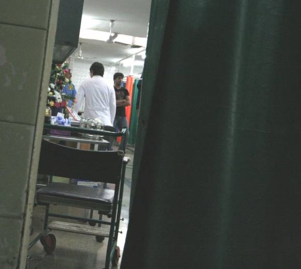 Llegó al hospital con 50 aguijones clavados