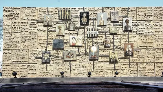 El joven ladrón que robó dos reflectores en el Monumento al Holocausto irá preso dos años