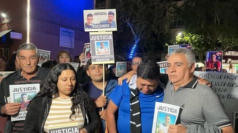 La familia de Diego Andreoni, pidiendo justicia al inicio de la causa.