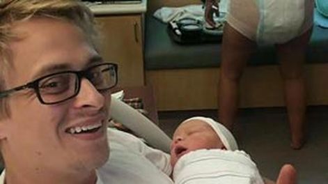 La foto que muestra uno de los lados más crudos de la maternidad