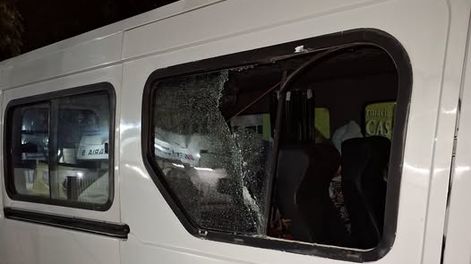 Venían de viaje y les reventaron un vidrio con una piedra