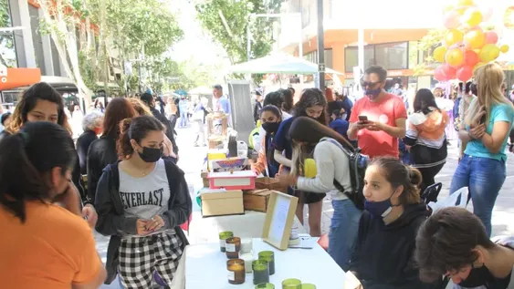 En la peatonal y hasta con disfraces, chicos de 74 escuelas se volvieron comerciantes
