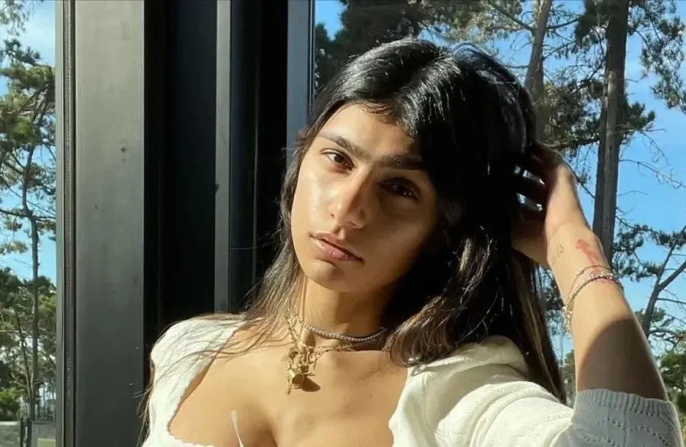 Mia Khalifa posó con una microbikini y casi muestra de más
