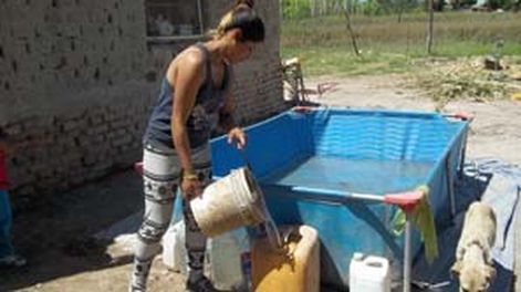 Desde hace tres meses toman agua de un canal de riego