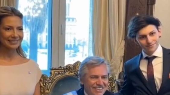 La foto de Fernández en el Sillón de Rivadavia, acompañado por su familia