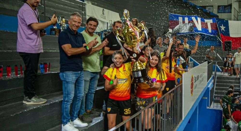 La alegría de estas pequeñas deportistas al consagrarse campeonas en el Mundialito de Hockey sobre Patines de la Bancaria, Copa Francisco Montes. San Juan debe seguir por la senda de la promoción deportiva desde la niñez, para tener una sociedad que enaltezca los grandes beneficios de hacer una vida sana.