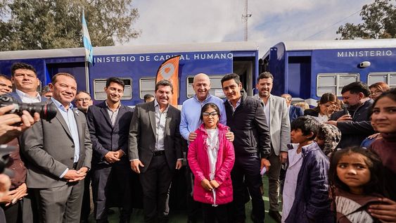 Orrego y funcionarios junto a vecinos.