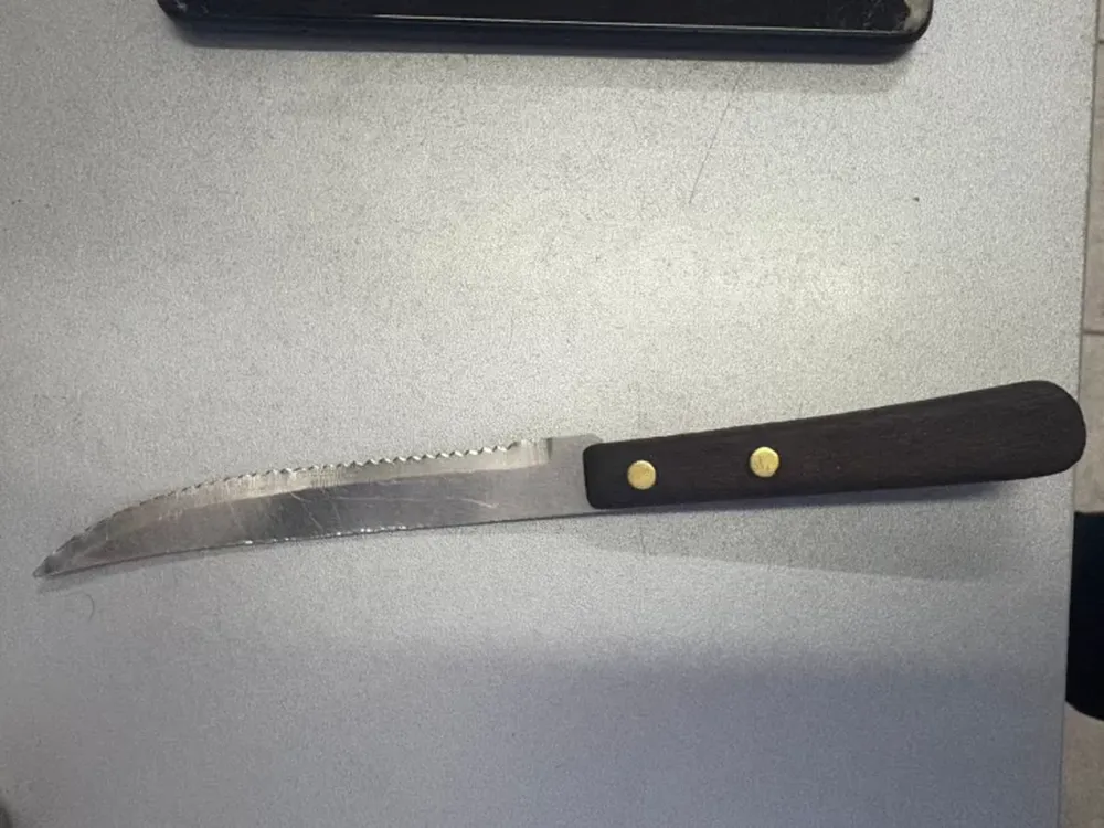 A punta de pistola, le robó el celular a un obrero y lo atraparon horas después con un cuchillo en mano