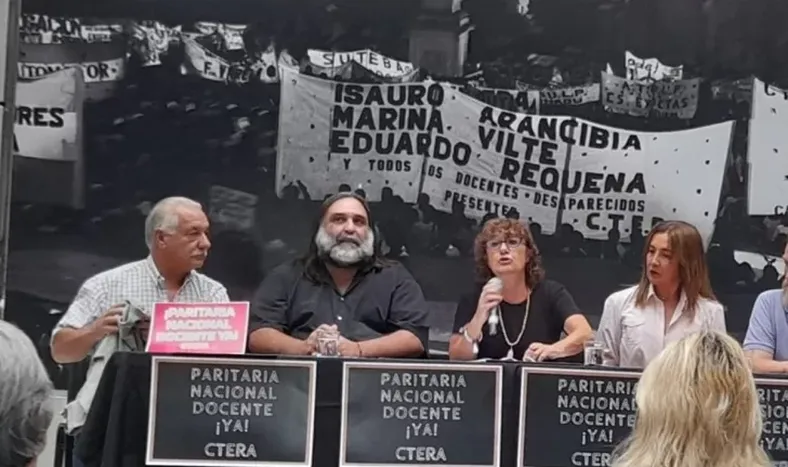 Gremios docentes de la CGT realizan paro contra Milei