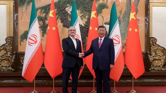 El presidente iraní Masoud Pezeshkian y su par chino Xi Jinping, durante una reunión en Pekín. (Archivo)