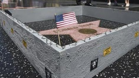 Levantan un muro a la estrella de Donald Trump en Hollywood
