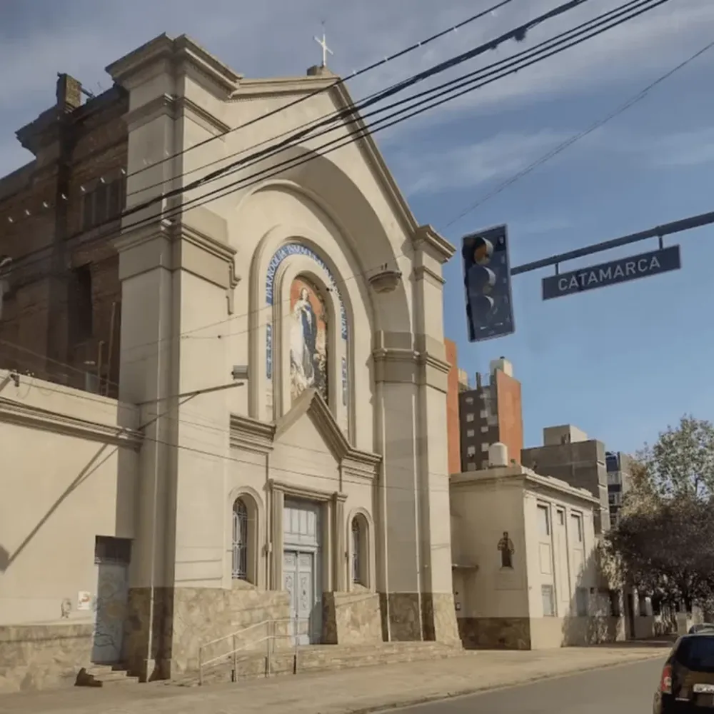 ¡Qué peligro! Se colgó de un tendido eléctrico para cortar y robar cables