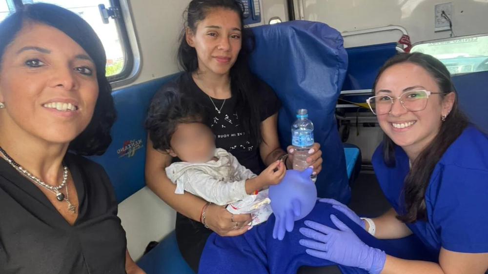 Esmeralda, sana y salva, junto a su familia y profesionales médicos.