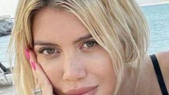 Wanda Nara posó con un body escotado y transparente jugando al límite