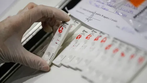 El autotest funciona con saliva o hisopado nasal y revela en 15 minutos