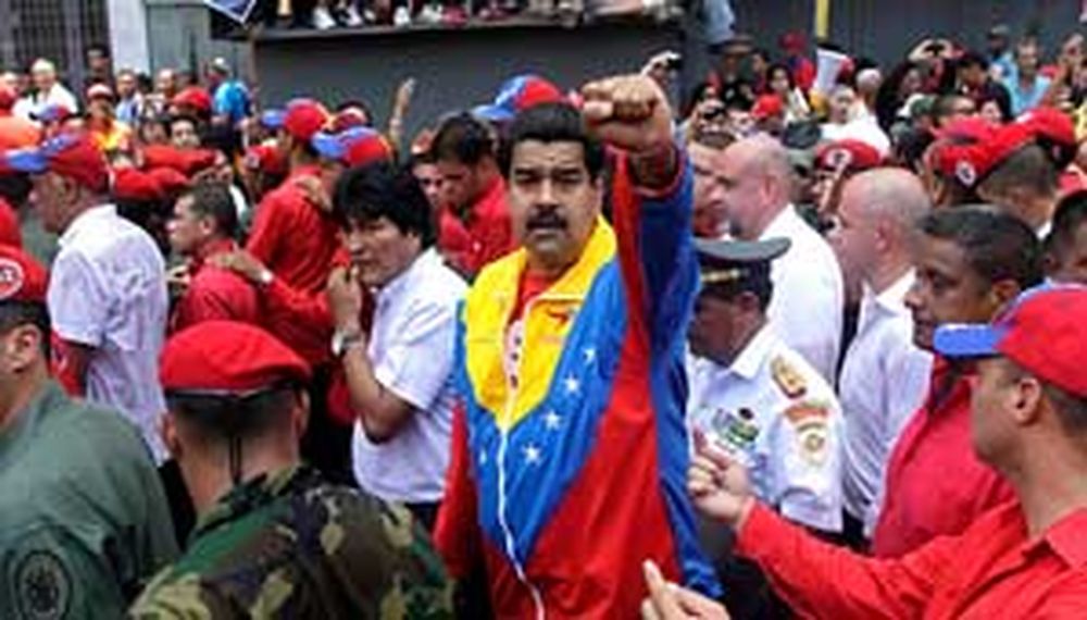Maduro firmó su primer decreto como Presidente