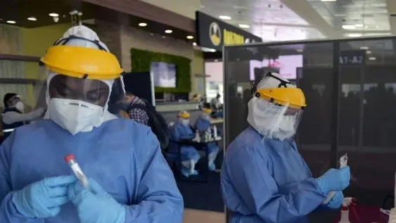 Detectan el primer caso de Ómicron en Ecuador, que sufre un rebrote de coronavirus