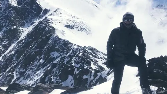 Un hombre de 25 años chocó en moto contra un eucalipto y murió