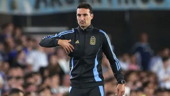 OJO CLÍNICO. El técnico del seleccionado fiel a su costumbre en cada convocatoria cita a jóvenes figuras para que vayan familiarizandose con el clima que se vive en el plantel campeón del mundo.