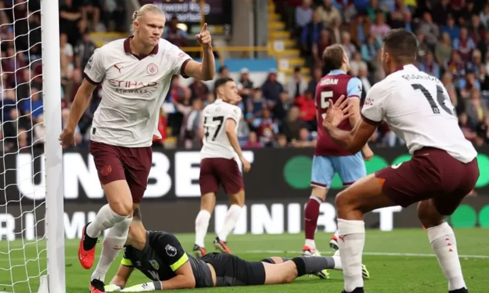 Manchester City empezó su campaña a todo gol