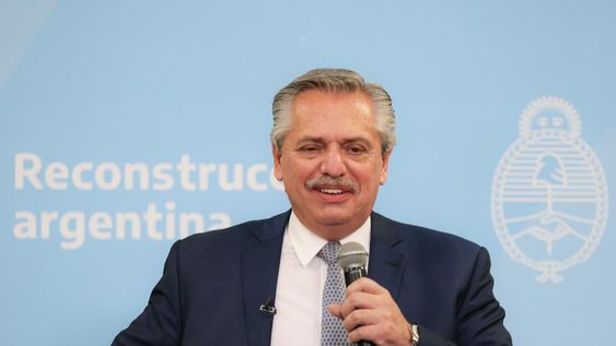 Fernández arribó a Portugal con la mira puesta en la renegociación con el FMI