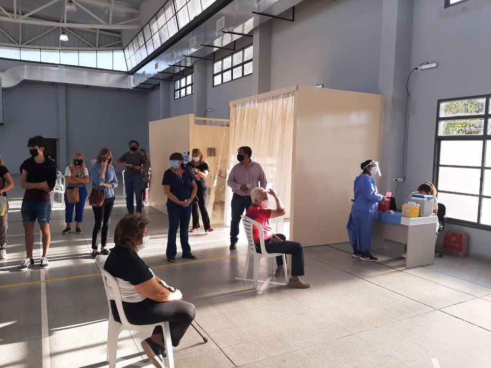 En el primer día de inmunización, aplicaron 871 dosis a mayores de 80 años