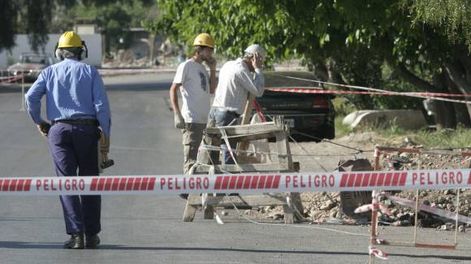 Tres estaciones de servicio  sin ventas por un caño roto