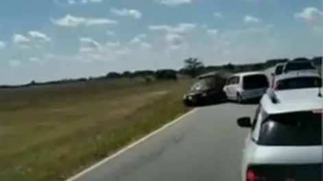 Quedó en doble fila en la ruta y casi provoca una tragedia