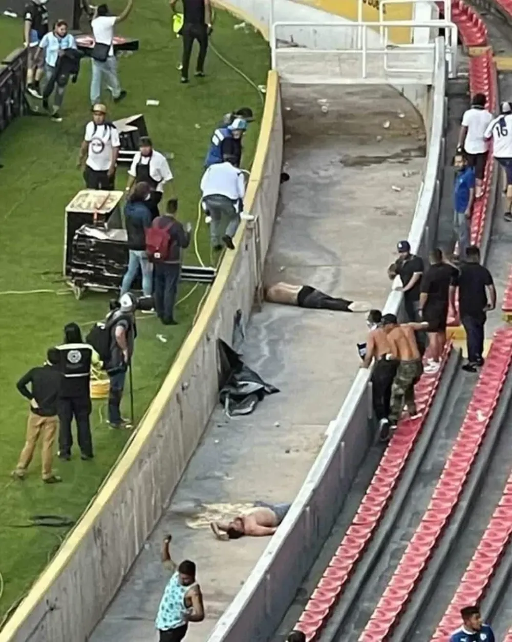 Masacre en el fútbol mexicano: al menos 17 muertos por enfrentamientos entre barras