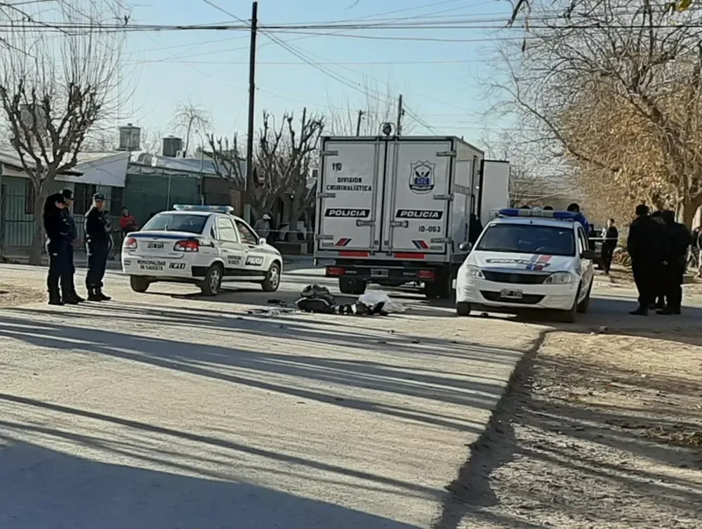 Un motociclista chocó contra un camión y murió en el acto