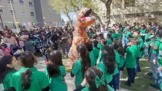Un dinosaurio fue la gran atracción en el festejo del Día del Niño en Hospital Rawson