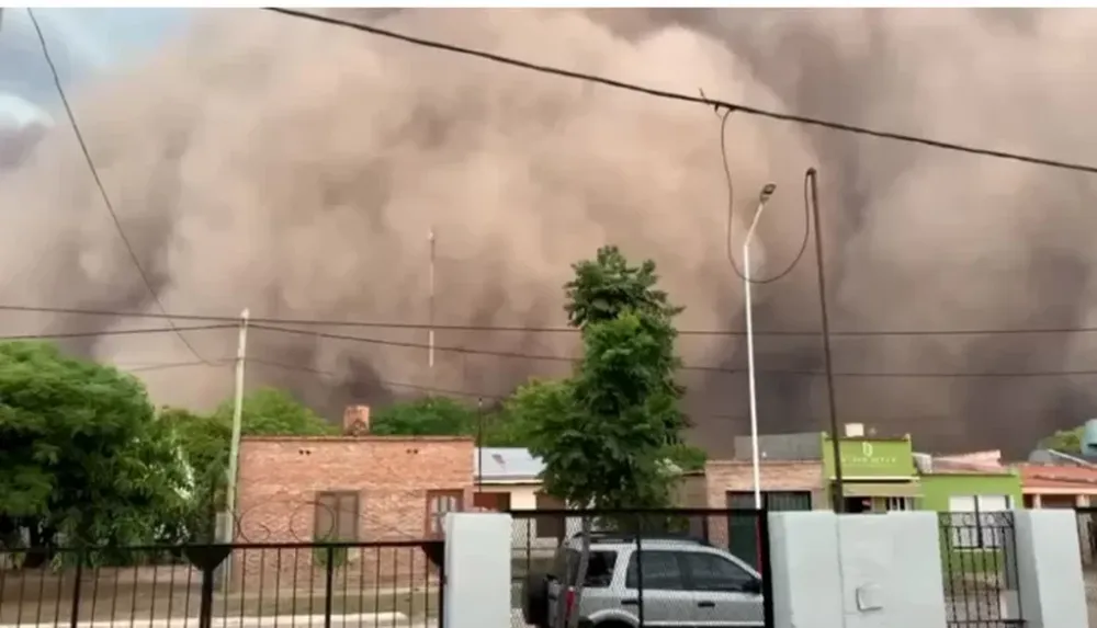 En medio de la sequía, una impresionante tormenta de tierra cubrió por completo a un pueblo