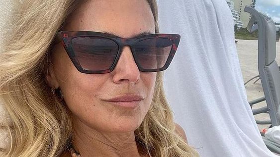 Flavia Palmiero impactó con una microbikini animal print en Miami