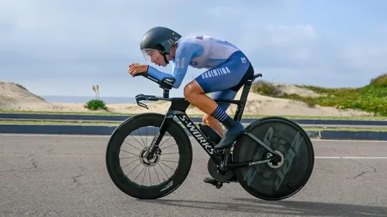 Un decepcionado Kalejman comentó al final de la prueba, que el colombiano declarado campeón dijo: ¿Cómo me van a dar el oro a mí si me ha sacado 1 minuto y 31 segundos?.