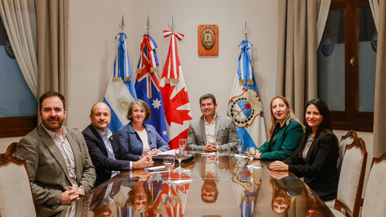 El gobernador Marcelo Orrego recibió a los embajadores de Australia y Canadá.