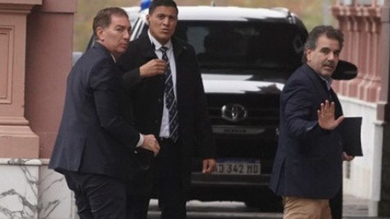 A PASO FIRME. Cristián Ritondo y Diego Santilli (PRO) llegan a la casa Rosada para sellar el acuerdo electoral con Karina Milei. Faltan los detalles técnicos.