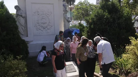 Las cenizas de Bonafini ya descansan en la Plaza