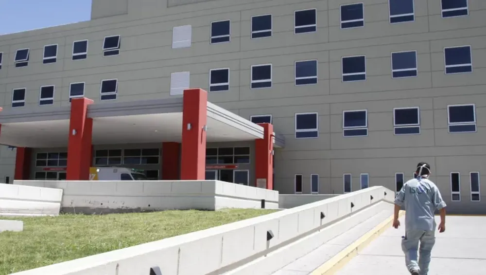 Un bebé quedó en grave estado luego de que se le cayera un televisor en la cabeza