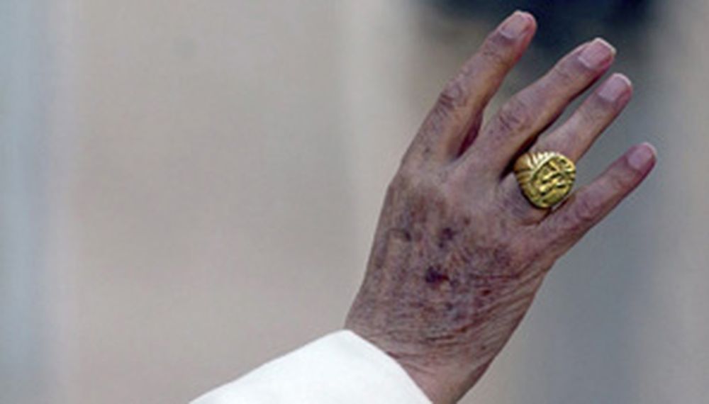 Benedicto XVI entregó el anillo y los cardenales llegan a Roma