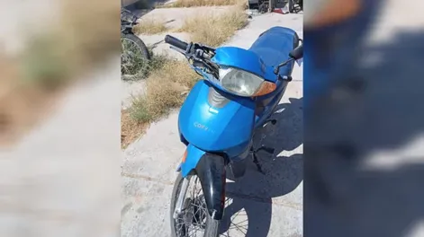 Iba en moto, se quedó sin frenos y terminó su marcha contra una casa