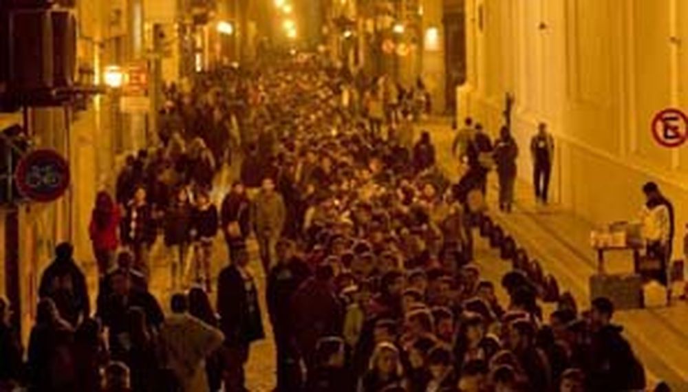 Miles de personas despiden los restos