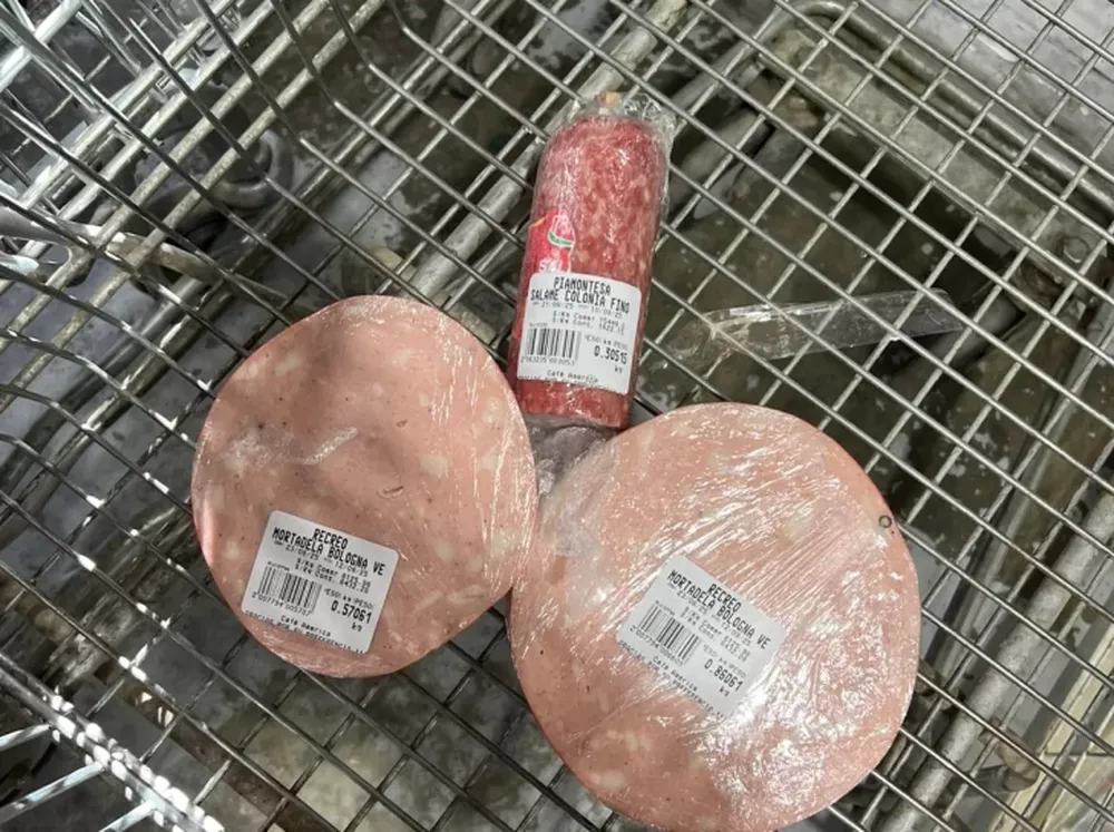 Atraparon a dos mujeres por intentar robar fiambre en un mayorista